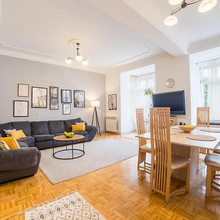 شقة Urban Santiq Center 3-bedroom With Balcony سراييفو